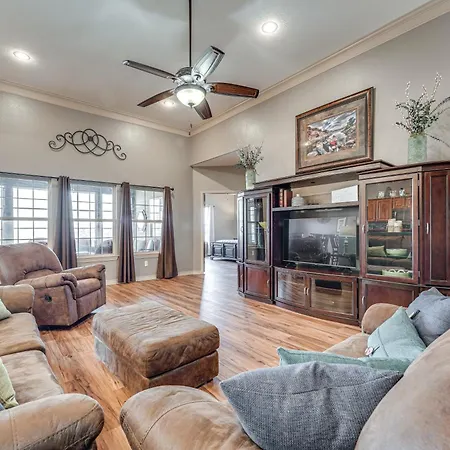 Spacious Branson West Retreat Pool And Golf Access!